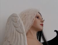 Angels &amp; Demons - close up witte kant